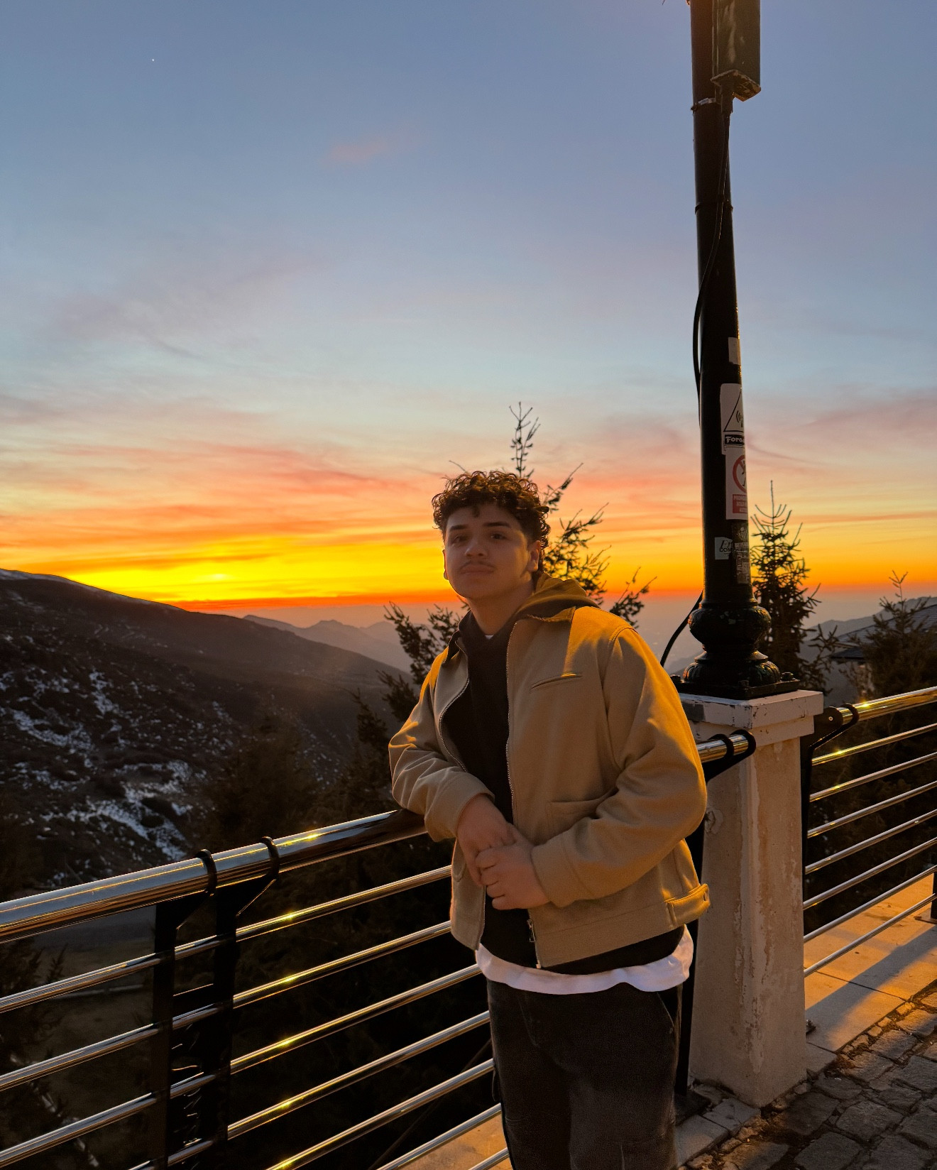 Sunsets with my gf ❤️ my jacket is sponsored by Nat HAHA. It’s from White Fox Boutique! wasn’t able to link it, but I linked a similar jacket from Abercrombie :)

White Fox Jacket: Baker Boy Jacket Tan