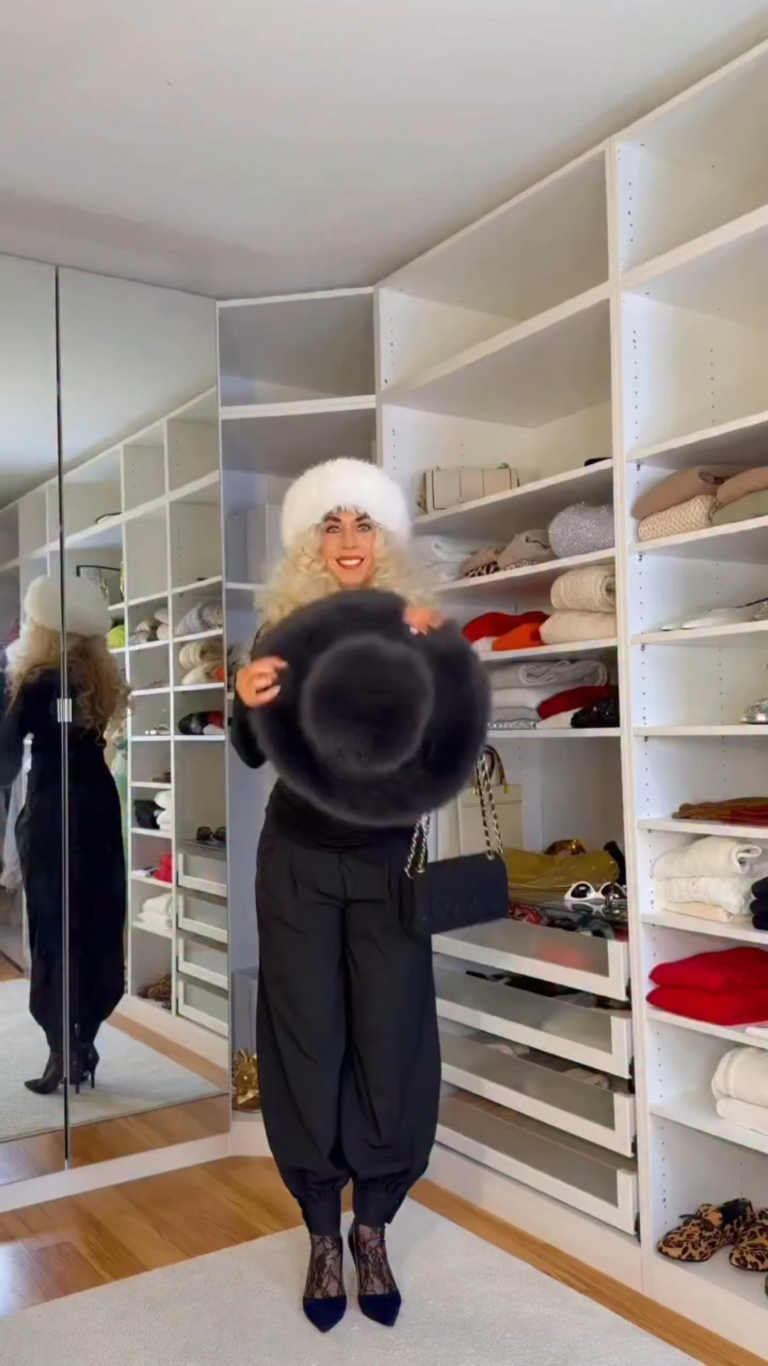 Welcher Hut gefällt dir am besten?
#OutfitOfTheDay #OOTD #HutLiebe #FashionStatement #StyleInspiration
ElegantStyle StreetstyleGermany FashionOver40 PersonalStyle ConfidenceLook

#LTKeurope #LTKwinter #LTKdeutschland