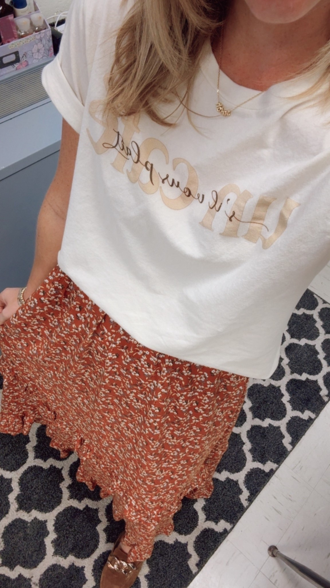 Today’s teacher fitspo! A fall floral skirt & graphic tee easy peasy! 

Wearing size small in skirt 