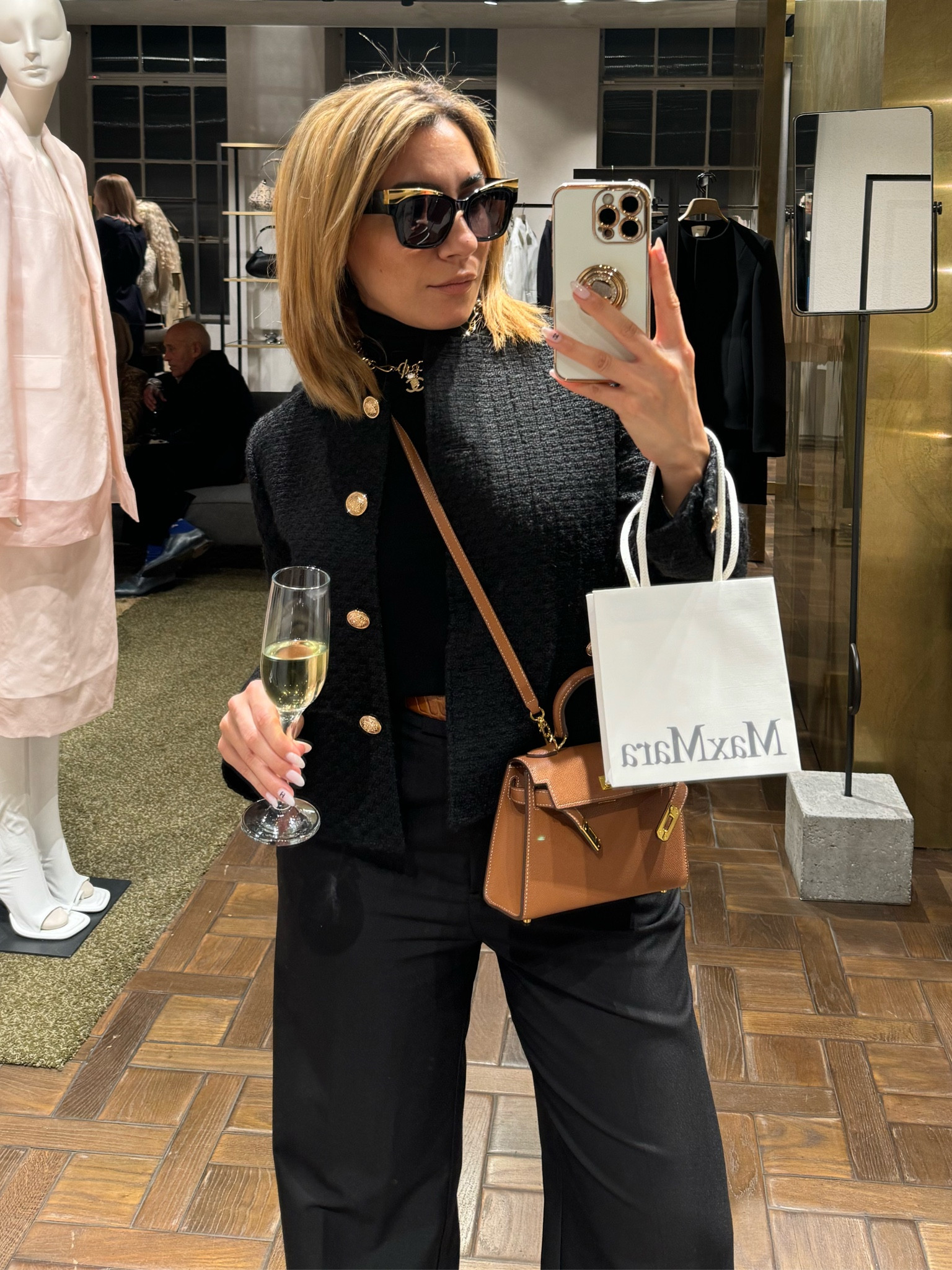 Very smart chick with a dose of je ne sais quoi 
.
.
.
#sunglasses #blackoutfit #tweed #tweedjacket #smarttrousers #blacklongtrousers #widelegtrousers #browncrossbodybag #tanbag #brownminibag 

#LTKeurope #LTKworkwear #LTKstyletip