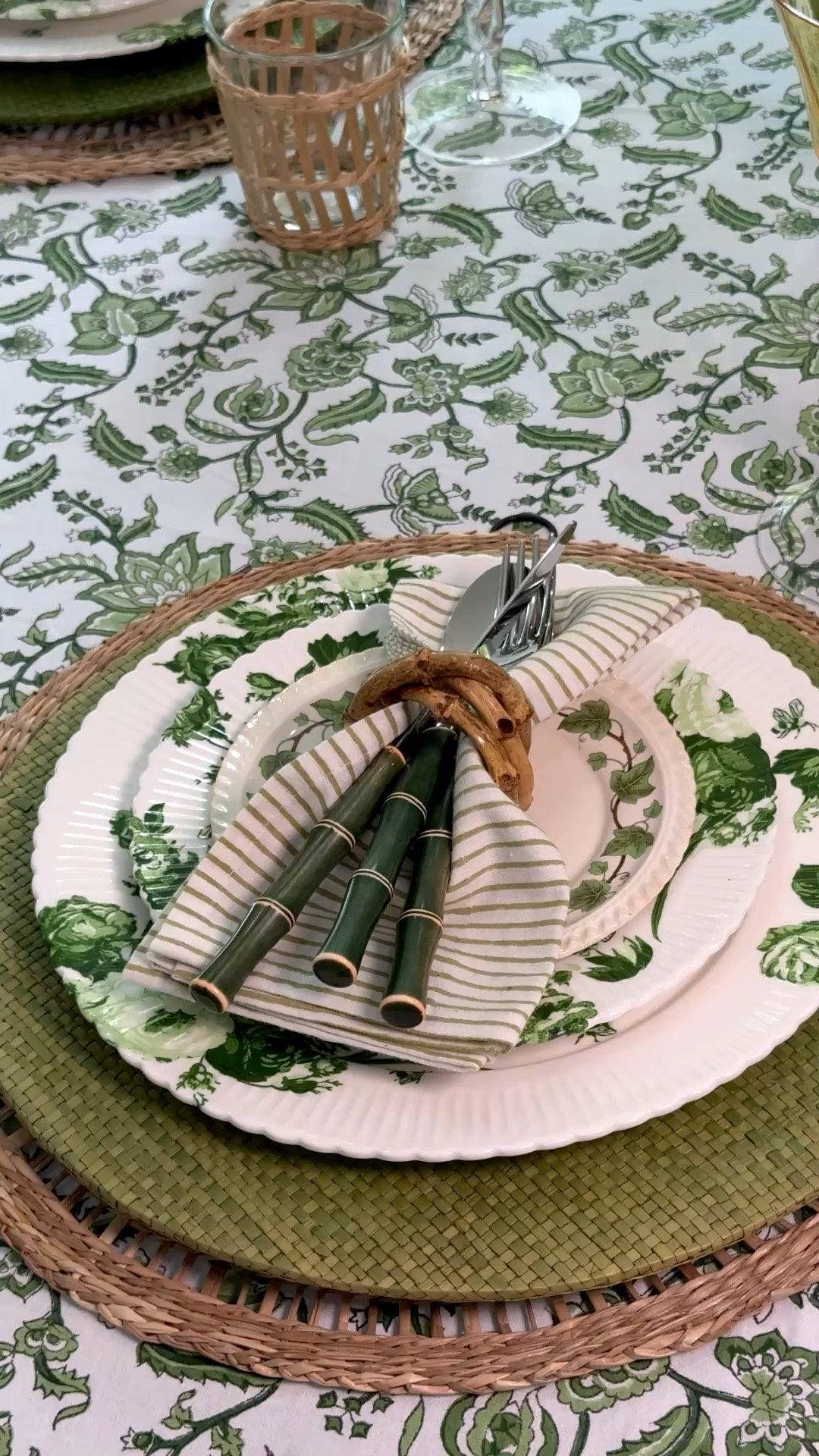 Springtimetable,greens and yelloww

#LTKHome #LTKSeasonal