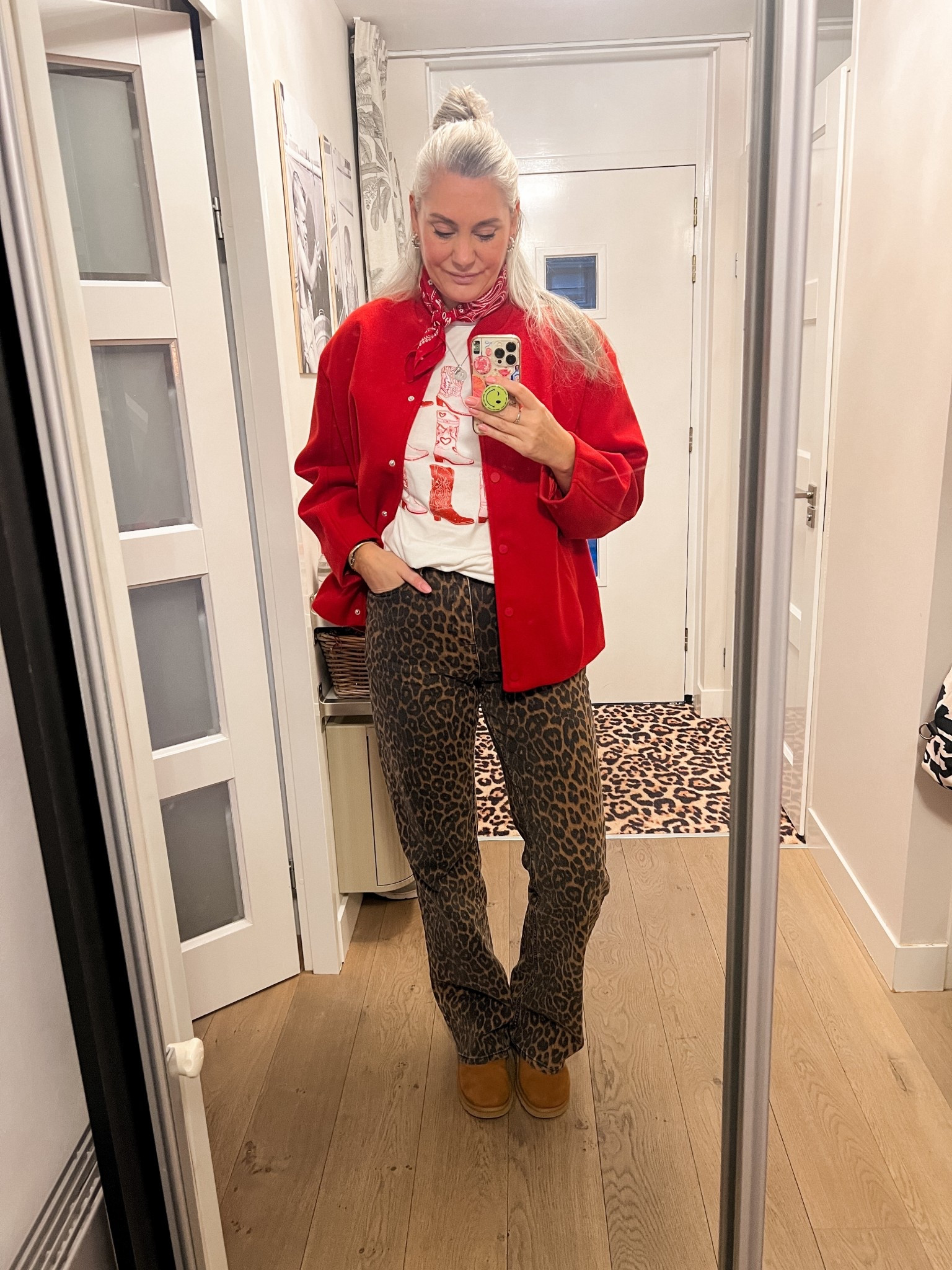 OOTD - Maandag. Tall leopard jeans (https://most-wanted-nl.mtpc.se/5827968 maat L), classic Uggs short, wit t-shirt met rode cowboylaarzen print, rood bomberjack (https://wehkamp-nl.mtpc.se/5889799 maat L), rode bandana en strik haarklem. 



#LTKeurope #LTKwinter #LTKnederlands