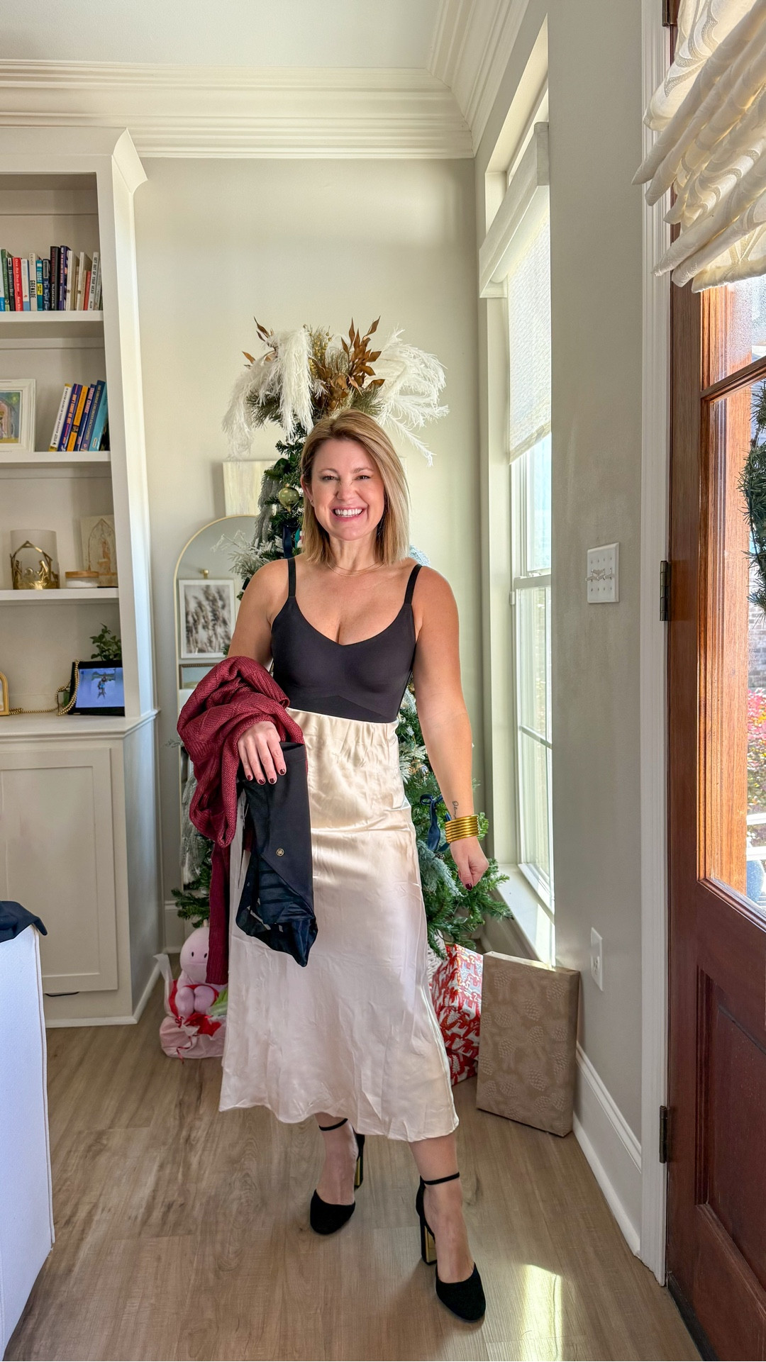 Ok @honeylove 🫶🔥 I have tried at MULTIPLE different shapewear brands throughout my life. Let me tell you, none of them compare to HoneyLove! Not only are these 2 shapewear pieces comfortable (yes comfortable), they are easy to put on, and look seamless under your clothes.

I gave these pieces a test run with a satin skirt and black pants.. and man oh man 🤌🏻 If you are looking for shapewear that is easy for layering and makes you feel confident in layering pieces, you need to check out HoneyLove!
