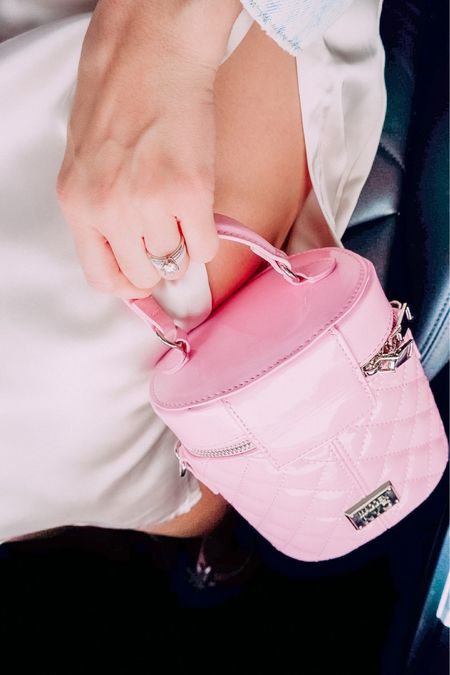 Cutest pink bag 


#LTKitbag #LTKSeasonal #LTKHoliday