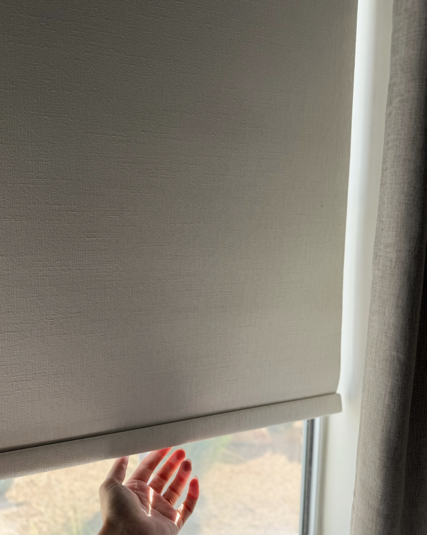 Form meets function in the most beautiful way. These motorized shades from @rollishades bring soft light, clean lines, and quiet elegance to our mornings ☀️ #RolliShadesPartner