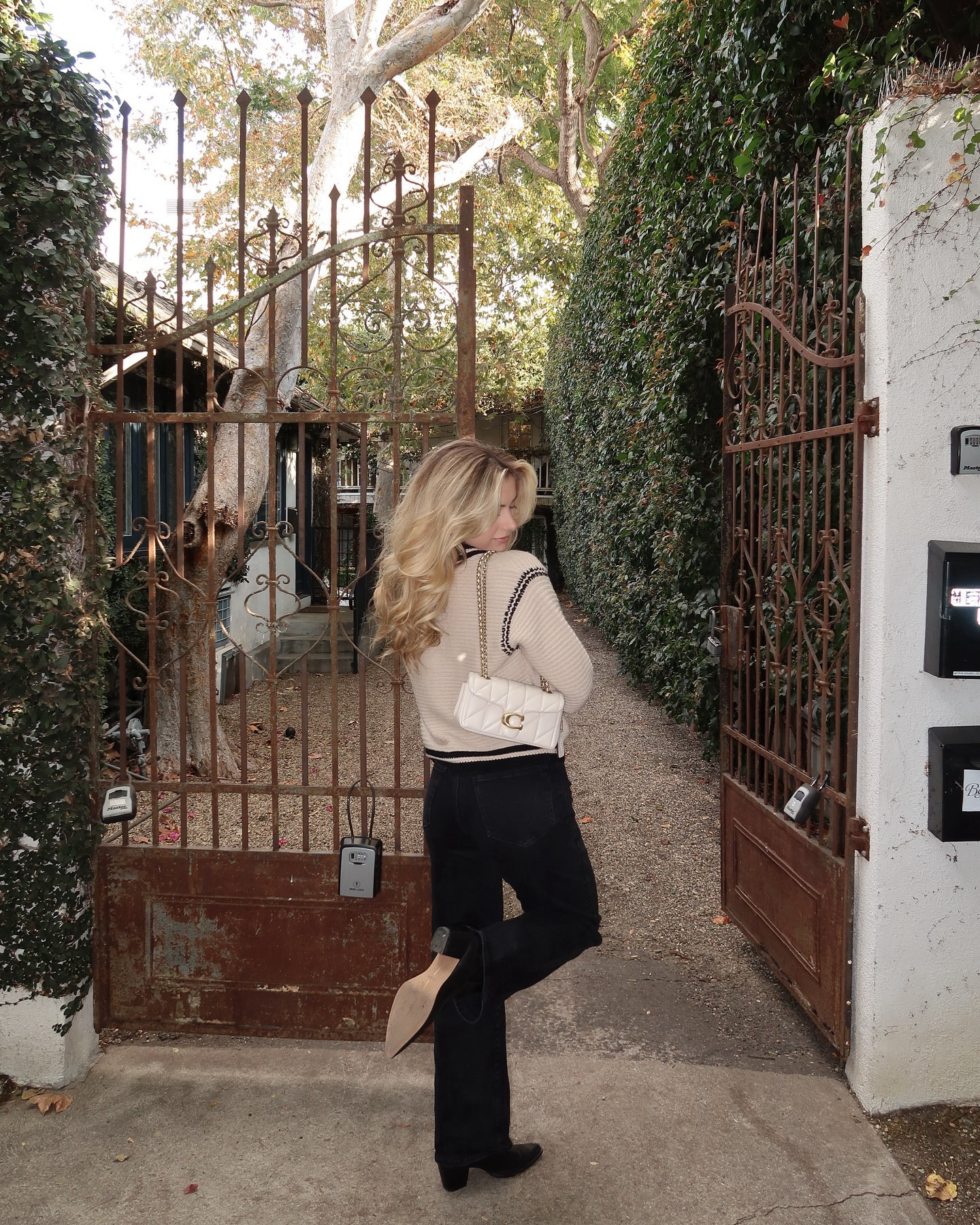Staying v cozy 

Cardigan is @heartloom 
Jeans are @madewell 
Boots are @dolcevita 
Bag is @coach 

Everything is saved on my LTK 🤭🫶 

Winter outfit ideas, fall outfit ideas, cozy outfit, #winteroutfit #cardiganoutfit #falloutfitideas