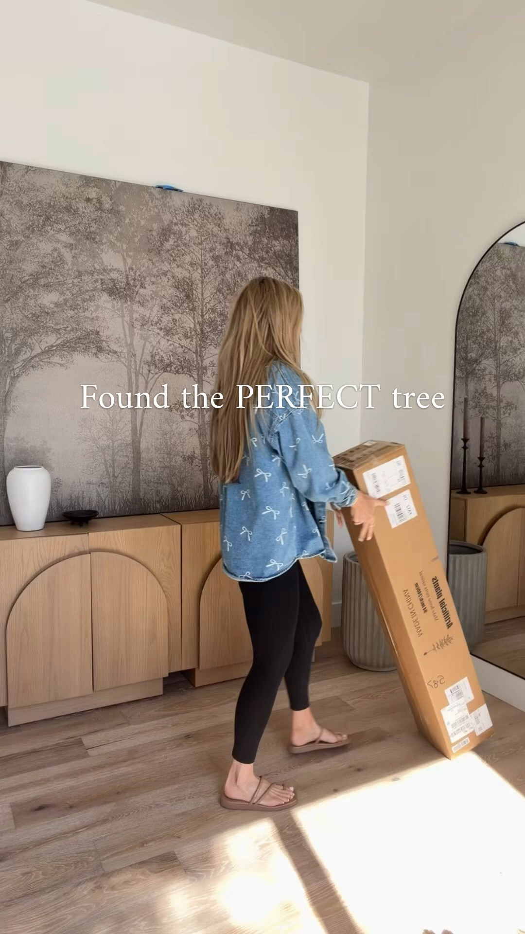 The perfect faux tree from amazon!! Its do tall and realistic looking!! Comment AMAZON and ill send you details