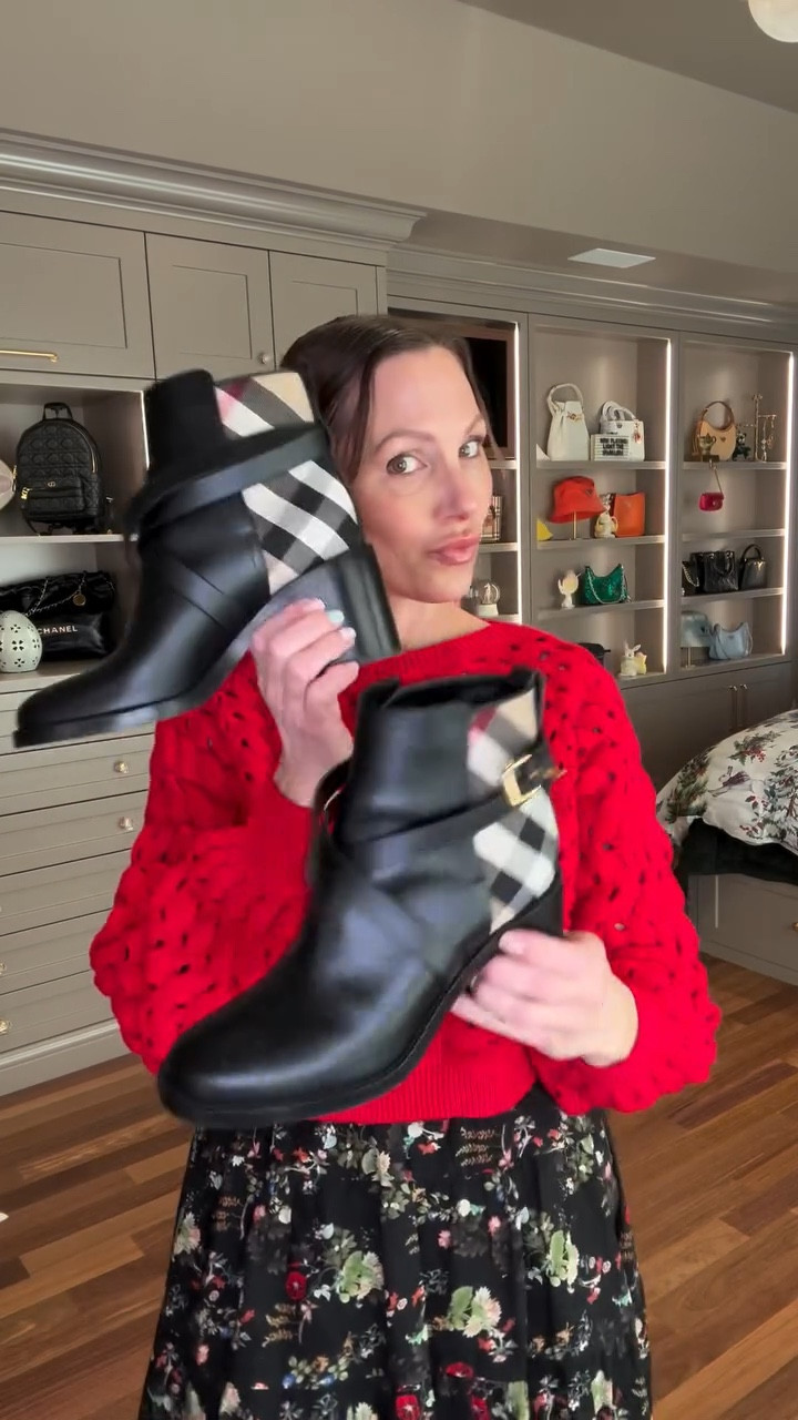 Girls night out 🍸🍣✨

Dress @aliceandolivia 
Sweater Alice&Olivia
Boots @burberry 
Bag @christianlouboutin 
Bag Charm @coach 



#LTKdayinmylife #LTKgrwm #LTKootd