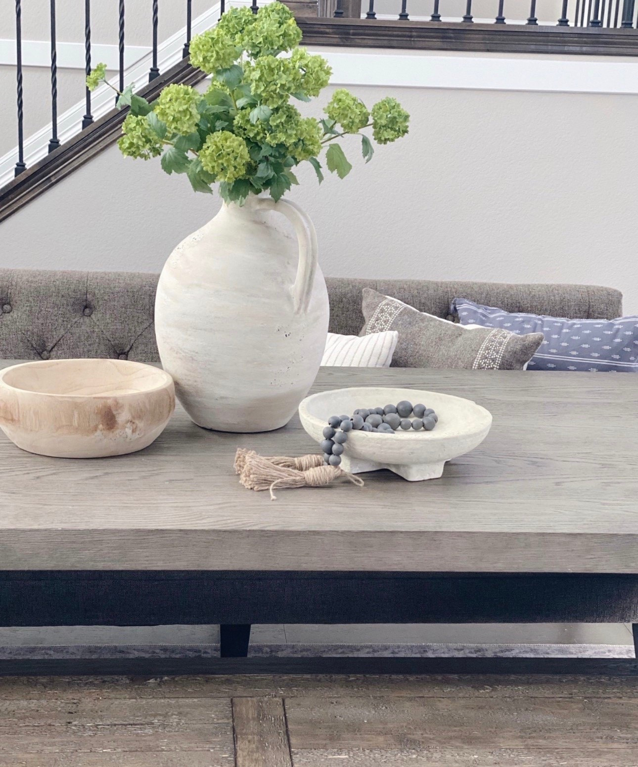 Timeless coffee table decor


#LTKOver40 #LTKdayinmylife #LTKHome