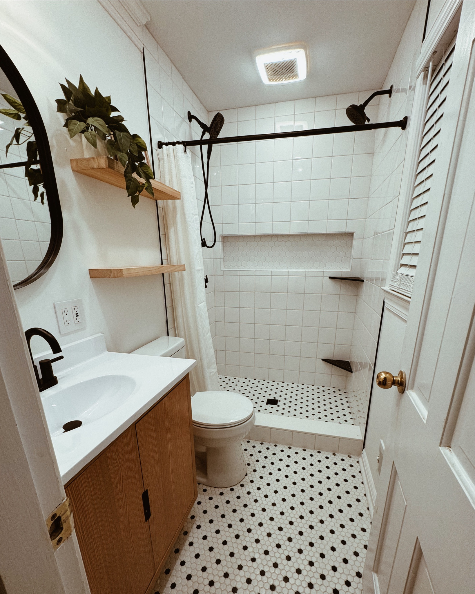 Amazon bathroom flip! Love that everything could be shipped to the front door:)

#LTKhome