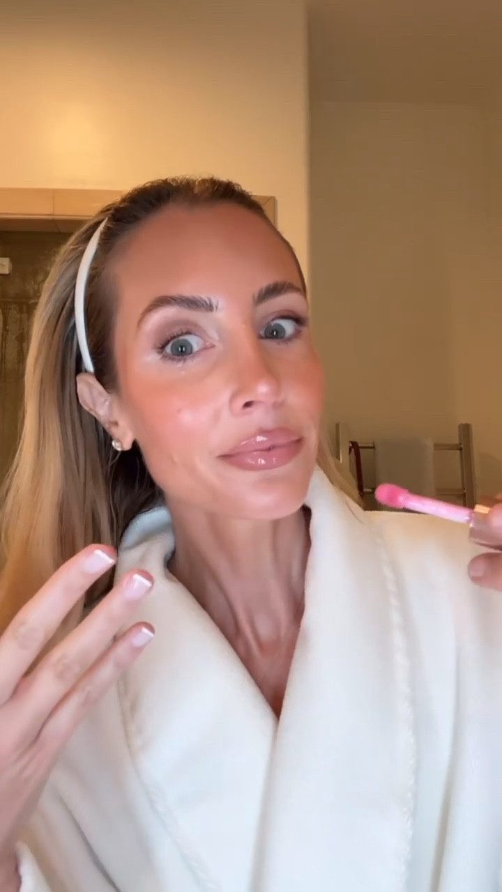 Em’s five minute makeup routine! Rhode Glazing Milk Foundation - Flawless filter (4) - Hourglass 7, Concealer - Huda - Sugar Biscuit, Blush - Just Peachy Eyeshadow - Armani (22) Lip liner - Makeup forever wherever walnut Lip gloss - lawless Daisy Pink Setting Spray - Iconic London 

makeup routine, makeup sale, 5 minute makeup, sephora sale, skin tint, blush, bronzer, highlight, setting spray (FB)