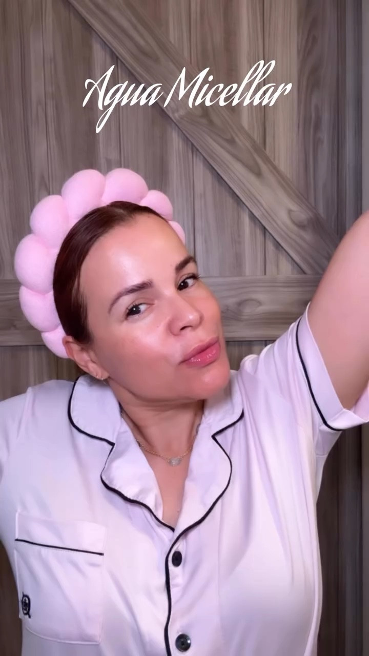 #GarnierPartner #LOrealistar #MicellarGlowUp ✨

💛He colaborado con Garnier y no sabía cuánto necesitaba este producto en mi rutina hasta que lo probé 🧡

Hay días donde mi piel se siente cansada después del maquillaje y el SPF, y esto literalmente la deja limpia, fresca y con una sensación súper ligera. Además, amo el glow que deja después de usarlo ✨

Definitivamente uno de esos productos que ya no puede faltar en mis noches🍊 @garnierusa