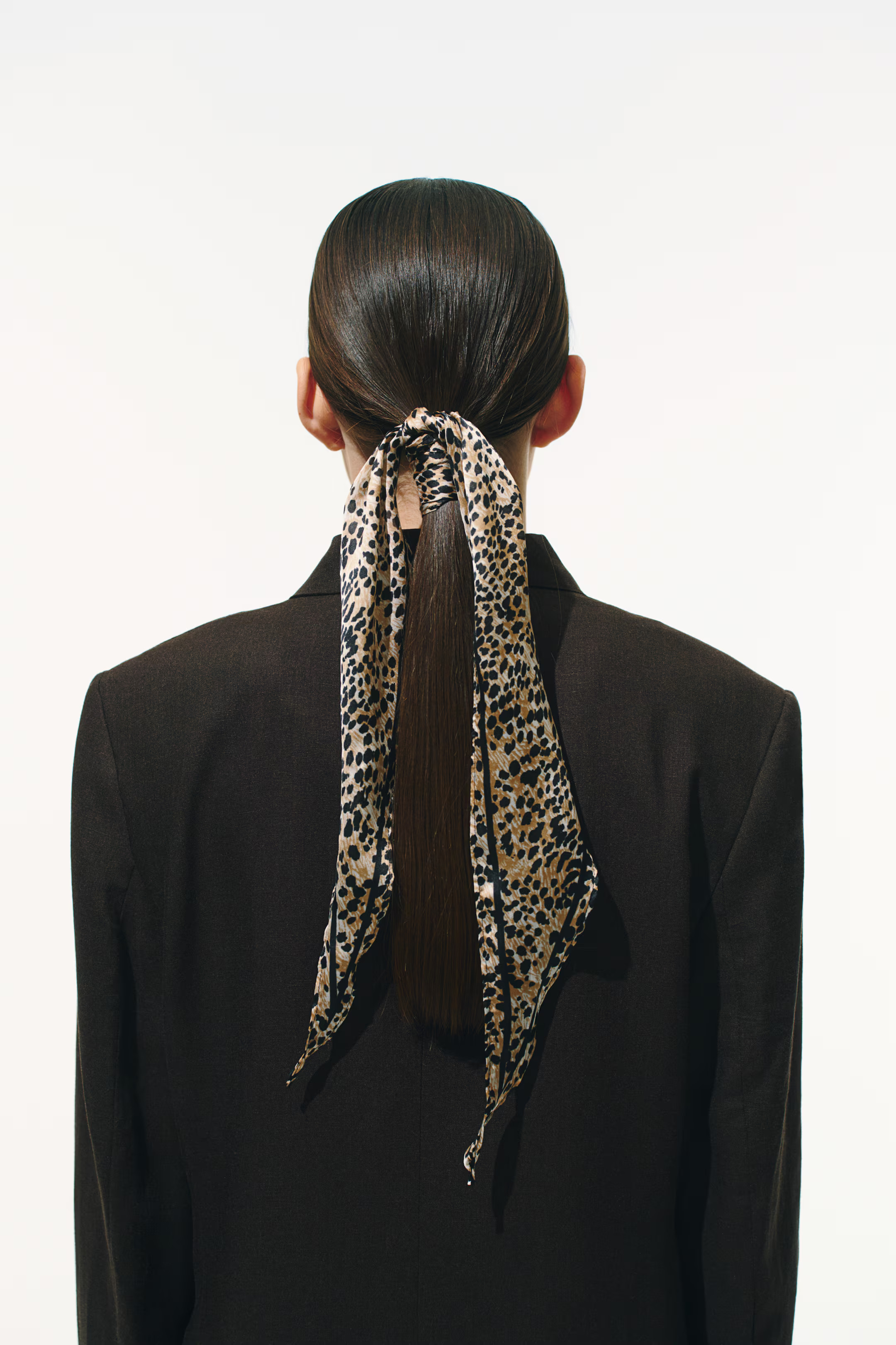 Diamond-shaped scarf | H&M (UK, MY, IN, SG, PH, TW, HK)