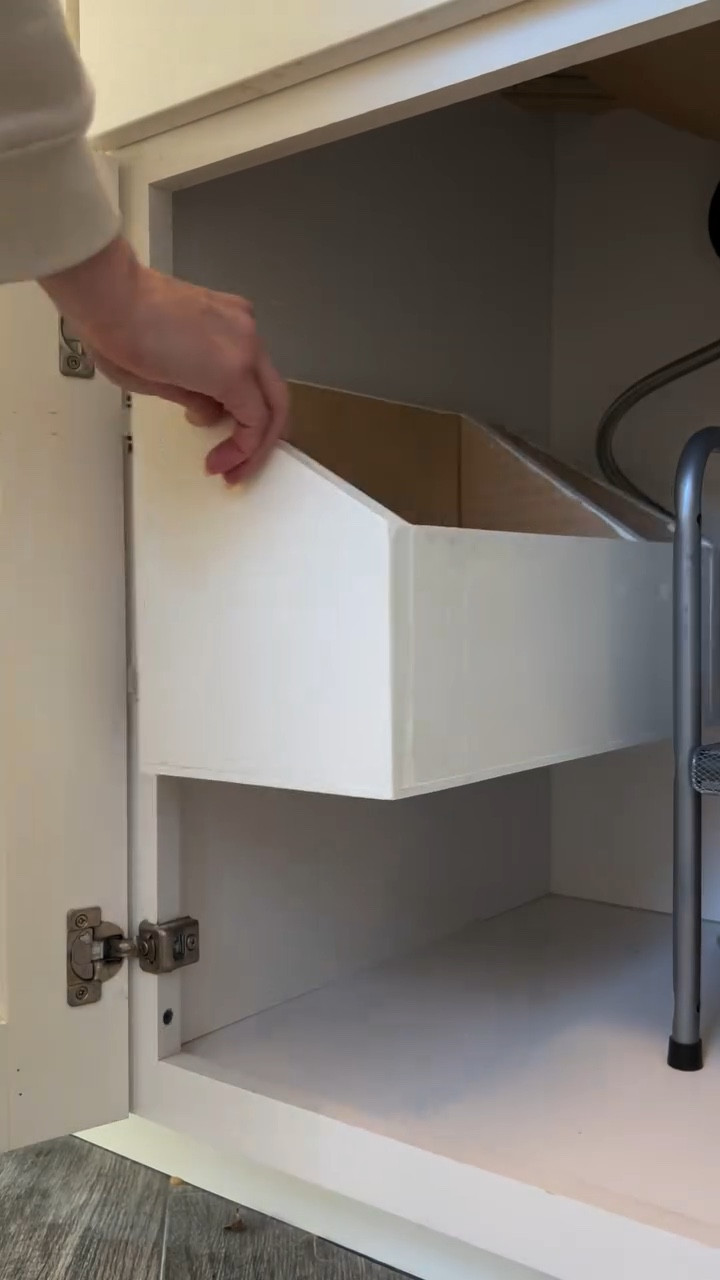 Here’s a great addition to any lower cabinet! I added this pull out drawer to my bathroom vanity using two full extension drawer slides. Customized to fit hair tools 👏🏼 
Find tutorial here 👉🏼 https://www.builtbycaitlin.com/tutorials-blog/bathroom-vanity-pull-out-drawer

#diy #tipsandtricks #custommade #organization #bathroomideas #vanity #diy