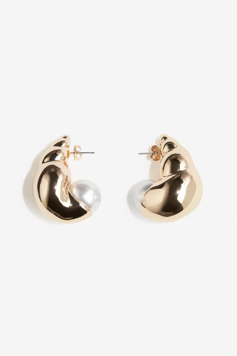 Shell-shaped earrings - Gold-coloured/White - Ladies | H&M GB | H&M (UK, MY, IN, SG, PH, TW, HK)