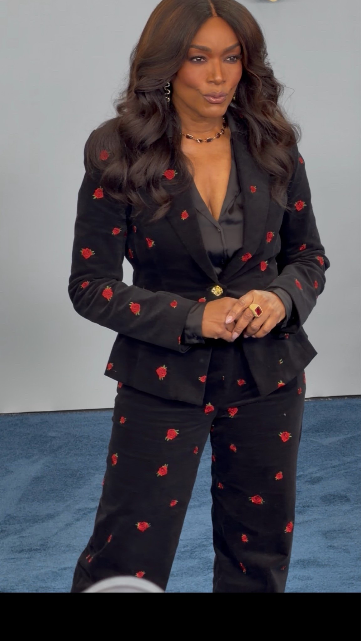 @iamangelabassett attended the Disney Upfront 2026 presentation wearing a black rose-embroidered velvet pantsuit by @lagencefashion, featuring the $650 Livvy Rose-Embroidered Velvet Pants and matching blazer. Hot! Or Hmm..?

📸: @jpasc24

#AngelaBassett #angelabassettstyle #angelabassettfbd #lagencefashion #fashionbombdaily
