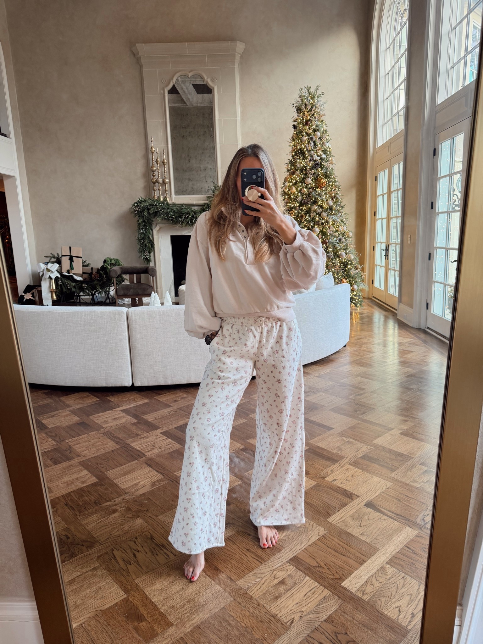 Floral sweatpants?? Didn’t expect to love them this much but WOW. New fave. 🌸🫶🏼

#LTKgrwm #LTKootd #LTKFindsUnder50