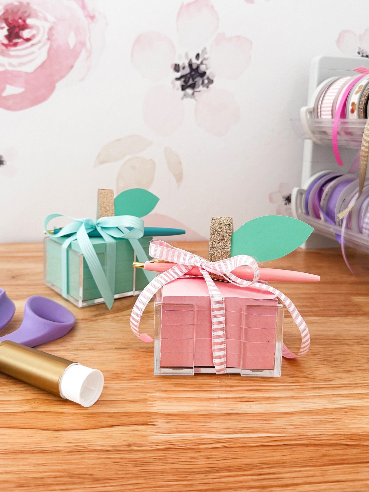 Simple “Meet-N-Greet” Teacher Gift for something they need and use weekly. If not daily! Sticky notes, a holder and pens wrapped up with a little DIY steam and leaf 🍃 🍏by STEPH DIY Creator and Maker 

#LTKSeasonal #LTKKids