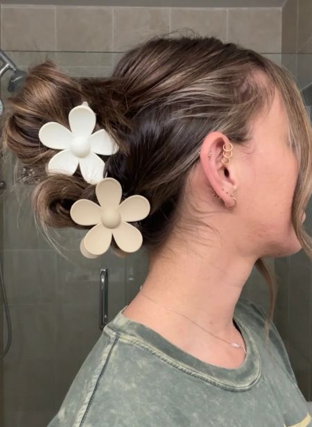 The cutest flower claw clip!
