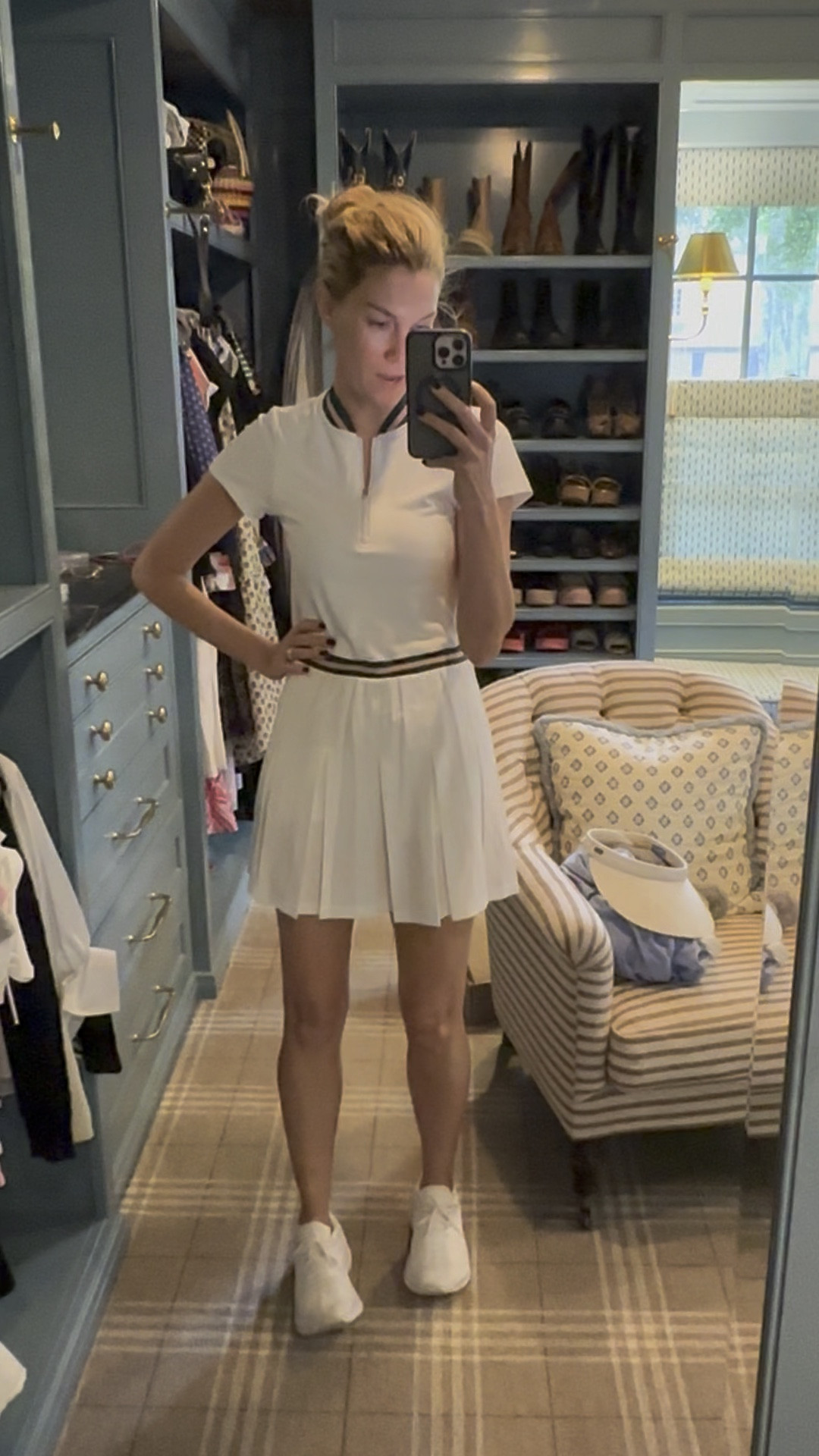 I’m wearing an xs. It does not come with shorts/bloomers. The other dress runs small, so I’m ordering one size up. 