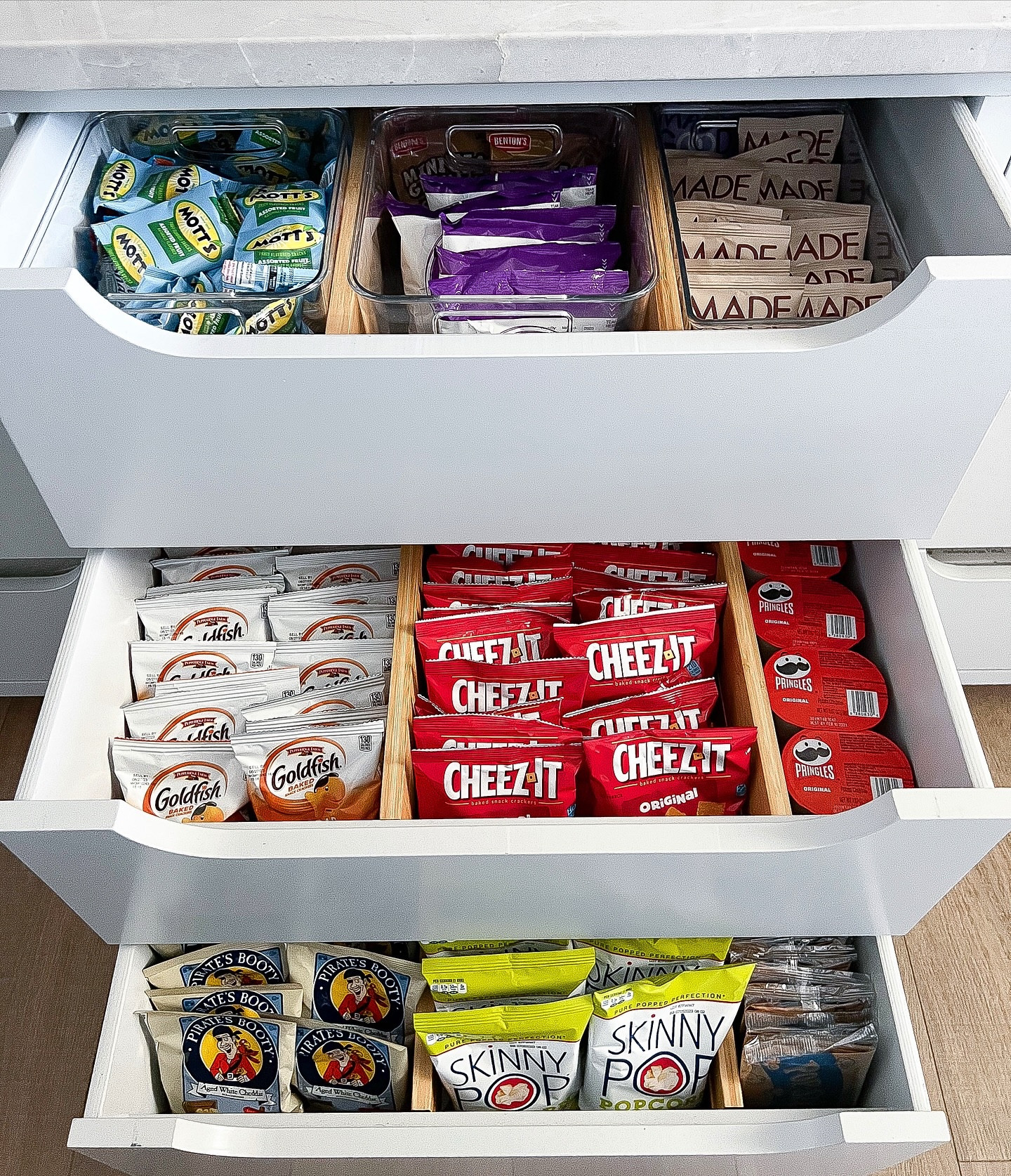 Drawers don’t have to be a disaster zone 🙌

Whether it’s bamboo dividers for shallow drawers or long, narrow bins for deep ones — the right tools make all the difference.

These products don’t just maintain organization — they actually create more space by grouping like items together and using every square inch efficiently. 🙏🏼 

These are staples in my stockroom and always in stock!

✨ Comment SHOP to get the links sent straight to your DMs!

#DrawerGoals #OrganizedHome #AullOrganized #DrawerDividers #HomeOrganization