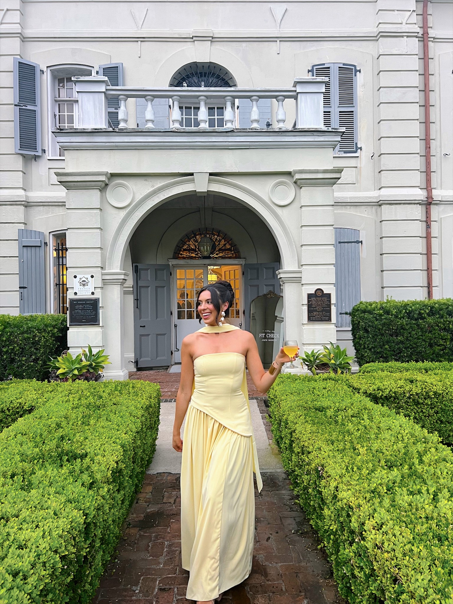 The perfect wedding guest dress! Loving butter yellow 💛