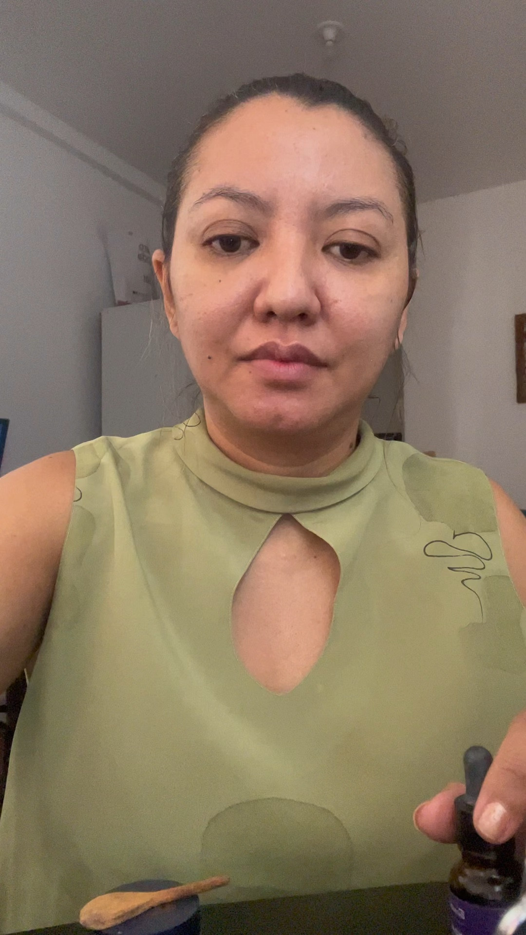 Um passo a passo da minha make do dia a dia ✨
.
Depois da pele já preparada, eu começo com:
1 - Blindagem lovely
2 - no vídeo uso o prime da BT, mas um ótimo produto para segurar a oleosidade o concentrado da Riô SkinLab
3 - pó banana
4 - corretivo colorido
5 - corretivo normal
6 - Base Ruby Rose
7 - sobrancelha
8 - sombra rosada
9 - blush, esse de bastão é maravilhoso 
10 - máscara de cílios para dar volume
E finalizo com batom vermelho 💄 Oq achou? 
#maquiagem #make

#LTKstyletip #LTKbrasil #LTKbeauty