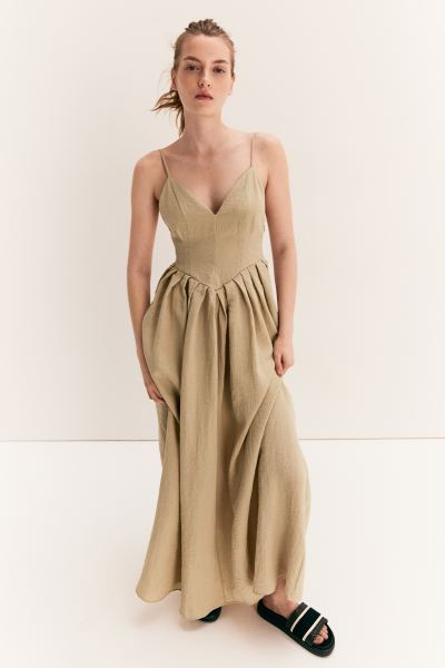 Gecrinkeltes Kleid mit Faltenrock | H&M (DE, AT, CH, NL, FI)