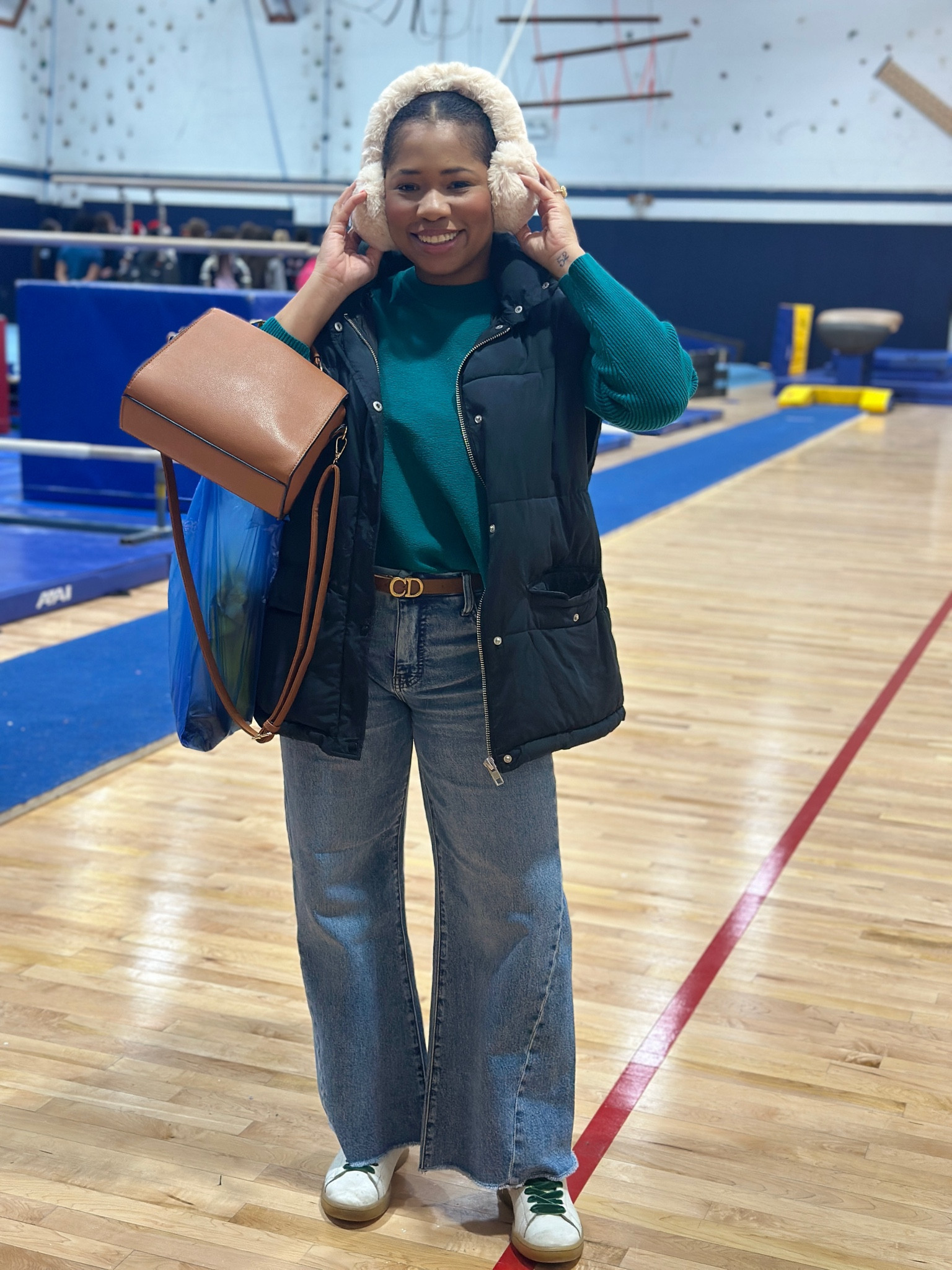The last Saturday before Christmas. Spent the morning putting together my reformer and my afternoon at Duckie’s gymnastics tournament. 

I 10/10 recommend these @kutfromthekloth jeans comfortable and super flattering. Picked them up last night at @evereveofficial. 

#LTKFindsUnder100 #LTKGiftGuide #LTKHoliday