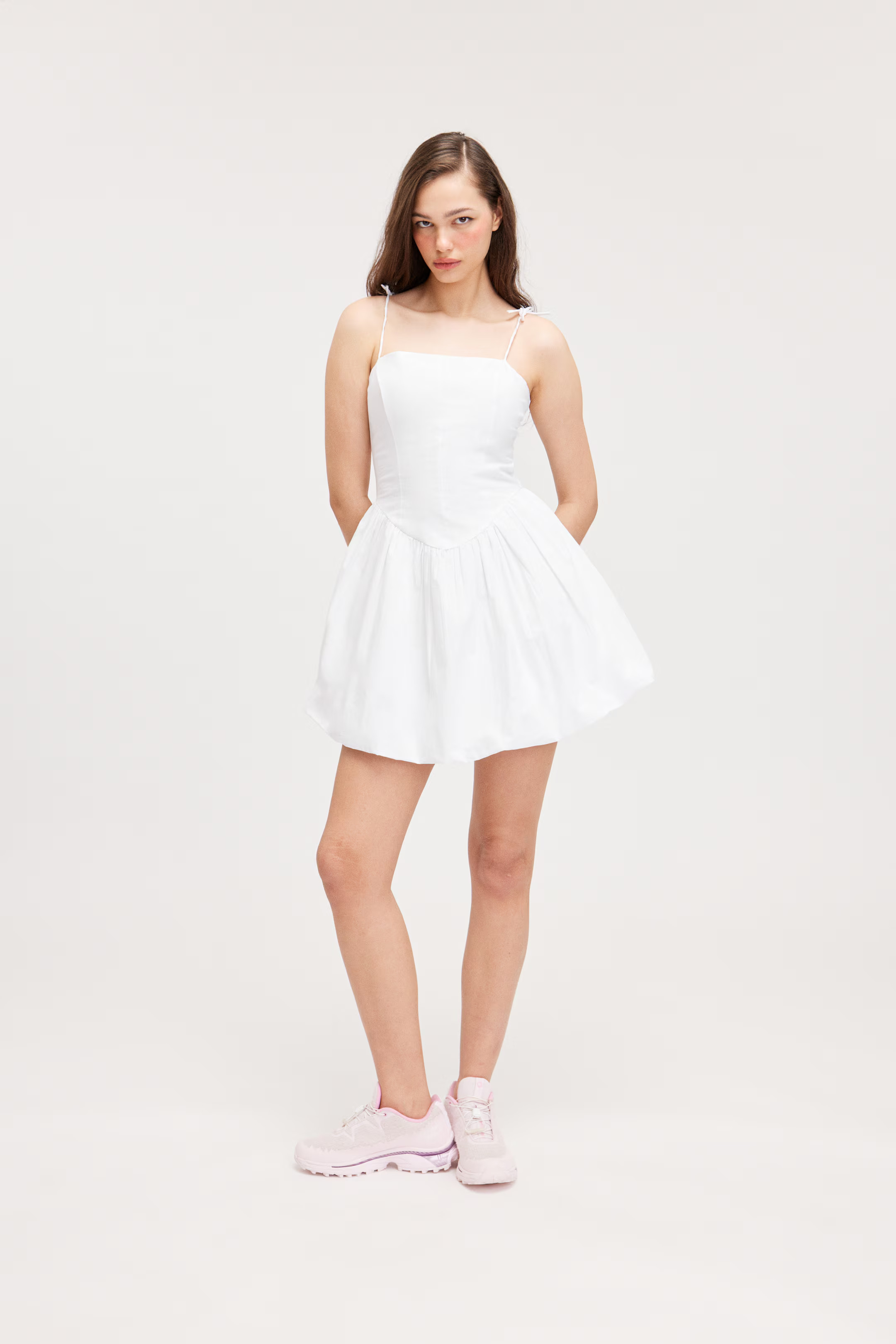 Kurzes Minikleid aus Popeline | H&M (DE, AT, CH, NL, FI)