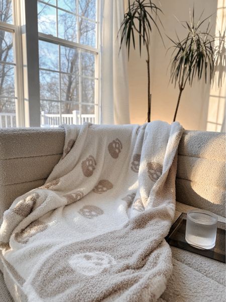 I grabbed this neutral skull blanket around Halloween and it’s on major sale for only $33!! Runnn

Neutral skull blanket, sale alert 