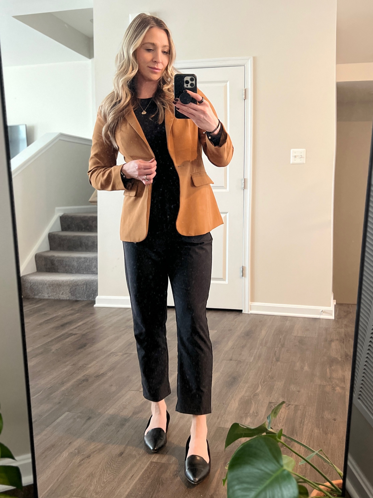 Comfy and classy!

These paper bag pants are to DIE for!!! I want them in every color!

#LTKWorkwear