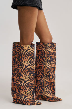 AZALEA WANG KENYA TIGER WEDGE BOOT | AKIRA