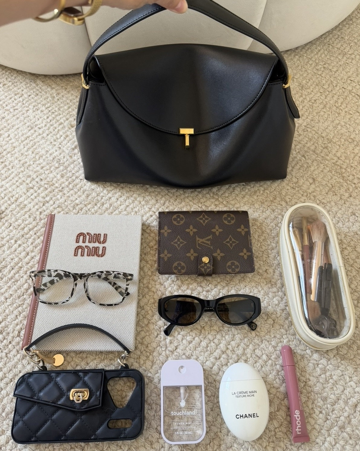 Designer bag under $1000 ON SALE!!
Happening right now!
This is a beautiful quiet luxury bag that was definitely part of my wishlist , so happy i got it!
.
The brown chocolate leather and the suede leather are still available 🤎
.
Dont miss out the opportunity to get this bag with a great discount!
#quietluxurybag

#LTKU #LTKOver40