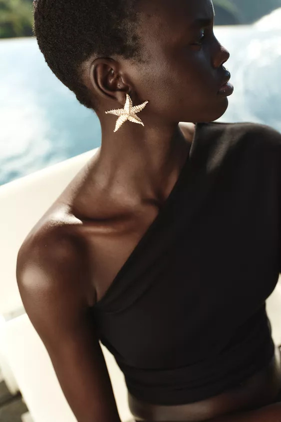 Embossed metal starfish earrings. Push-back and clip fastening. | Zara UK