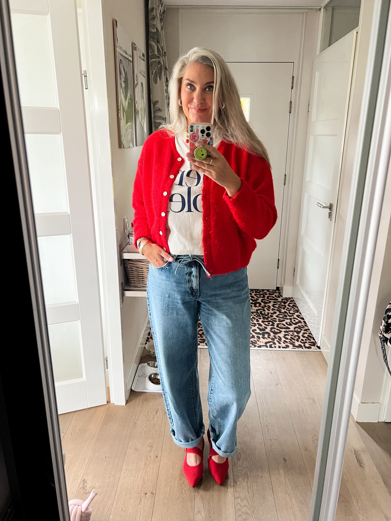 Ootd - Thursday. Balloon leg jeans (Only, 32/36), cropped graphic t-shirt (L) and a red cardigan (last year’s Je m’appelle) and red Vivaia Mary Jane shoes. Colorful necklace. 



#LTKeurope #LTKspring #LTKnederlands