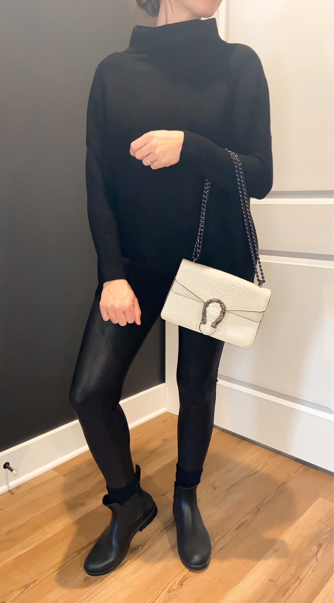 Monochrome leggings outfit