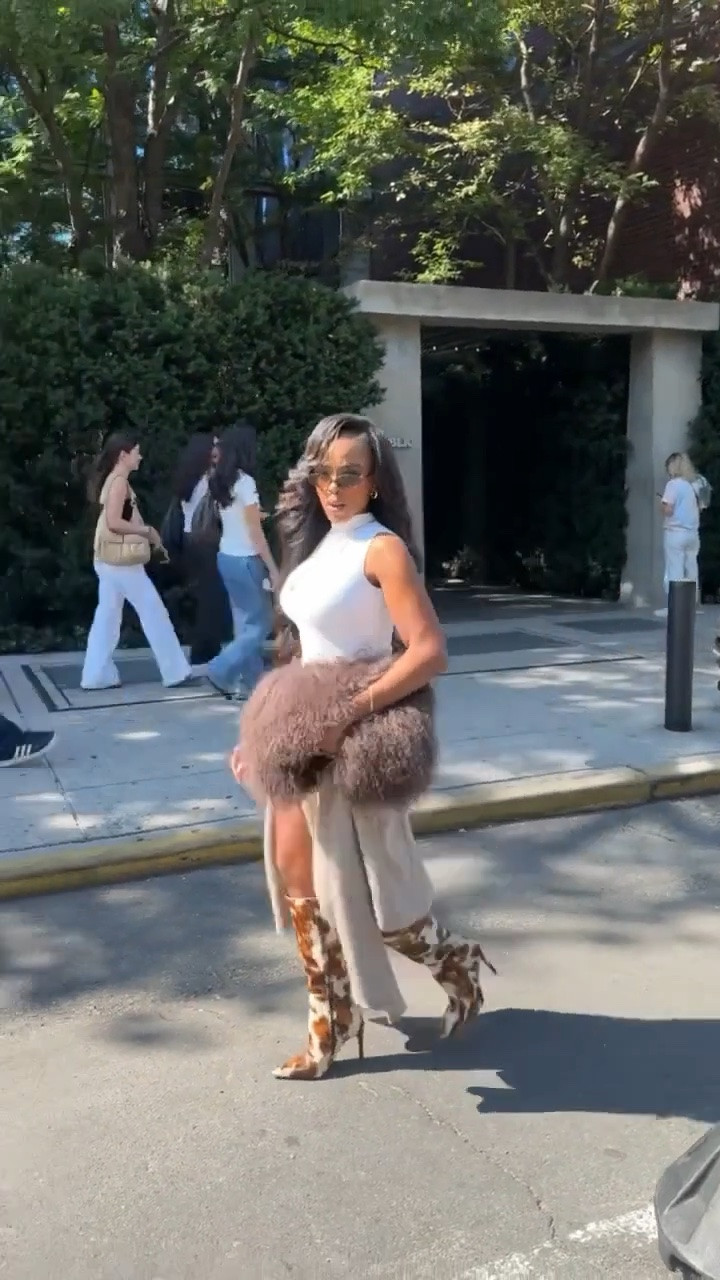 Fall outfit inspo ✨

NYFW outfit, New York Fashion Week style, fashion week street style, animal print boots, knee high boots outfit, neutral fall outfit, statement boot outfit, elevated street style, fall fashion inspiration

Wearing: Size Small | 5’4” | 140 lbs

📱 Download the FREE LTK app & follow me (@kirasfashionfinds) to shop all my daily finds.

#LTKPetite #LTKStyleTip #NYFW