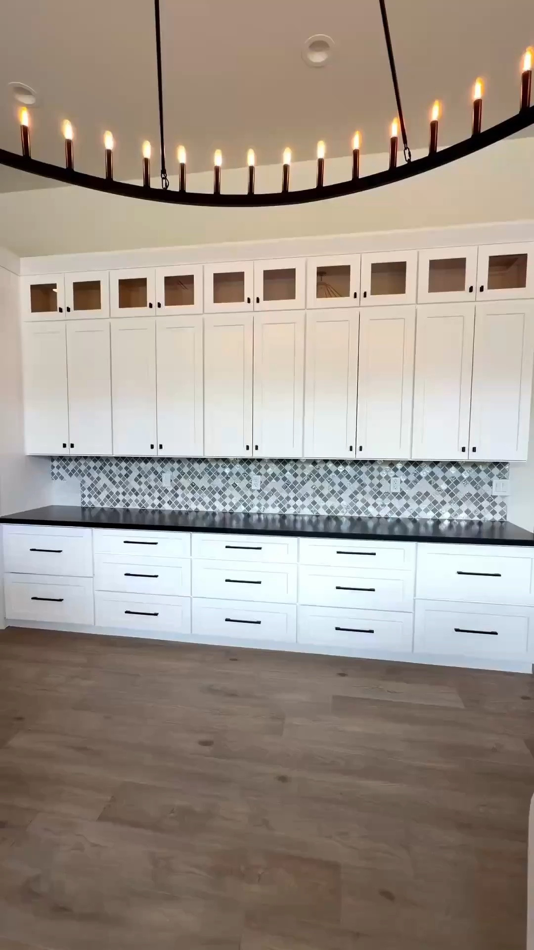 These peel & stick tiles made it to where I didn’t have to change my backsplash! 😍 

Neutral home decor 
Kitchen makeover 
Kitchen hacks 
Kitchen Inspo 

Summerthompsonstyles

#LTKHome #LTKvlog #LTKdayinmylife