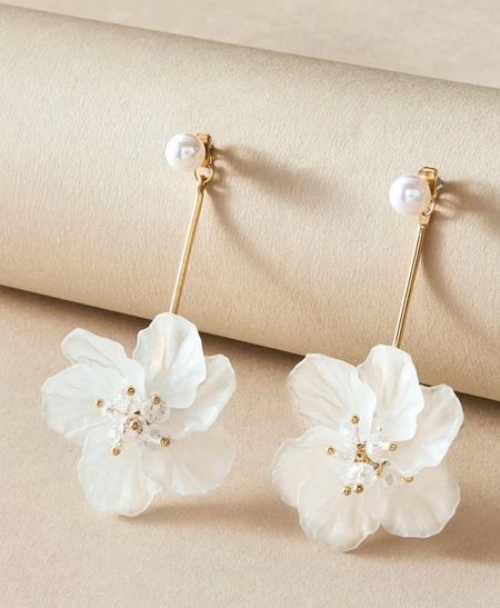 Floral drop earrings by KaleaBoutiqueBridal

Floral earrings | white flower earrings | wedding earrings | bridal style | bride to be | boho earrings

#LTKstyletip #LTKGiftGuide #LTKwedding