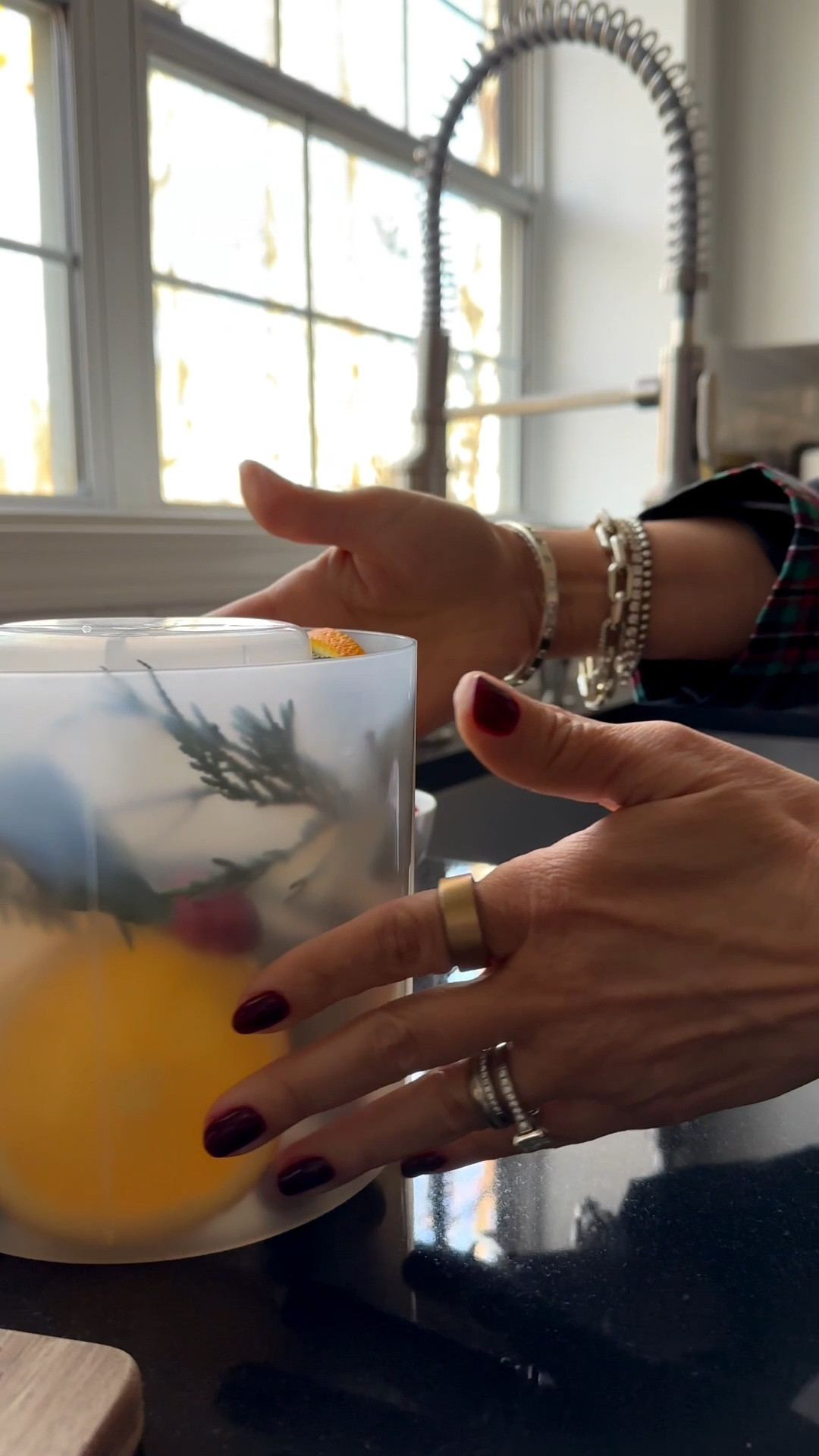 Holiday hosting level up : DIY ice bucket mold ❄️🎄

#LTKHome #LTKHoliday #LTKSeasonal