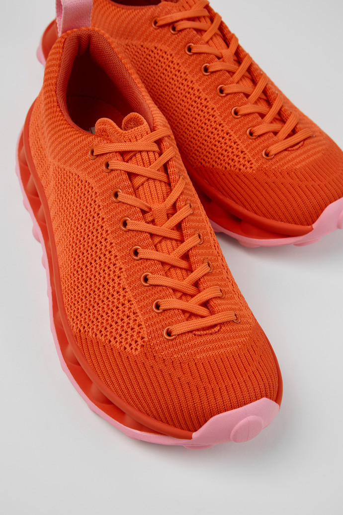 Rosa-orange-roter Damensneaker aus Textil. | CAMPER EMEA