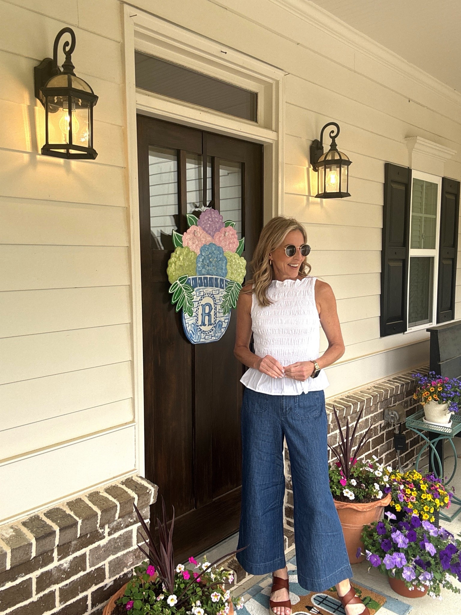 Effortless style… These free assembly wide leg cropped jeans are total refresh for your everyday denim collection… Pair them with your favorite top.. these front and back pockets keep everything functional while the cropped length lets you show off your favorite shoes wearing a size extra small  