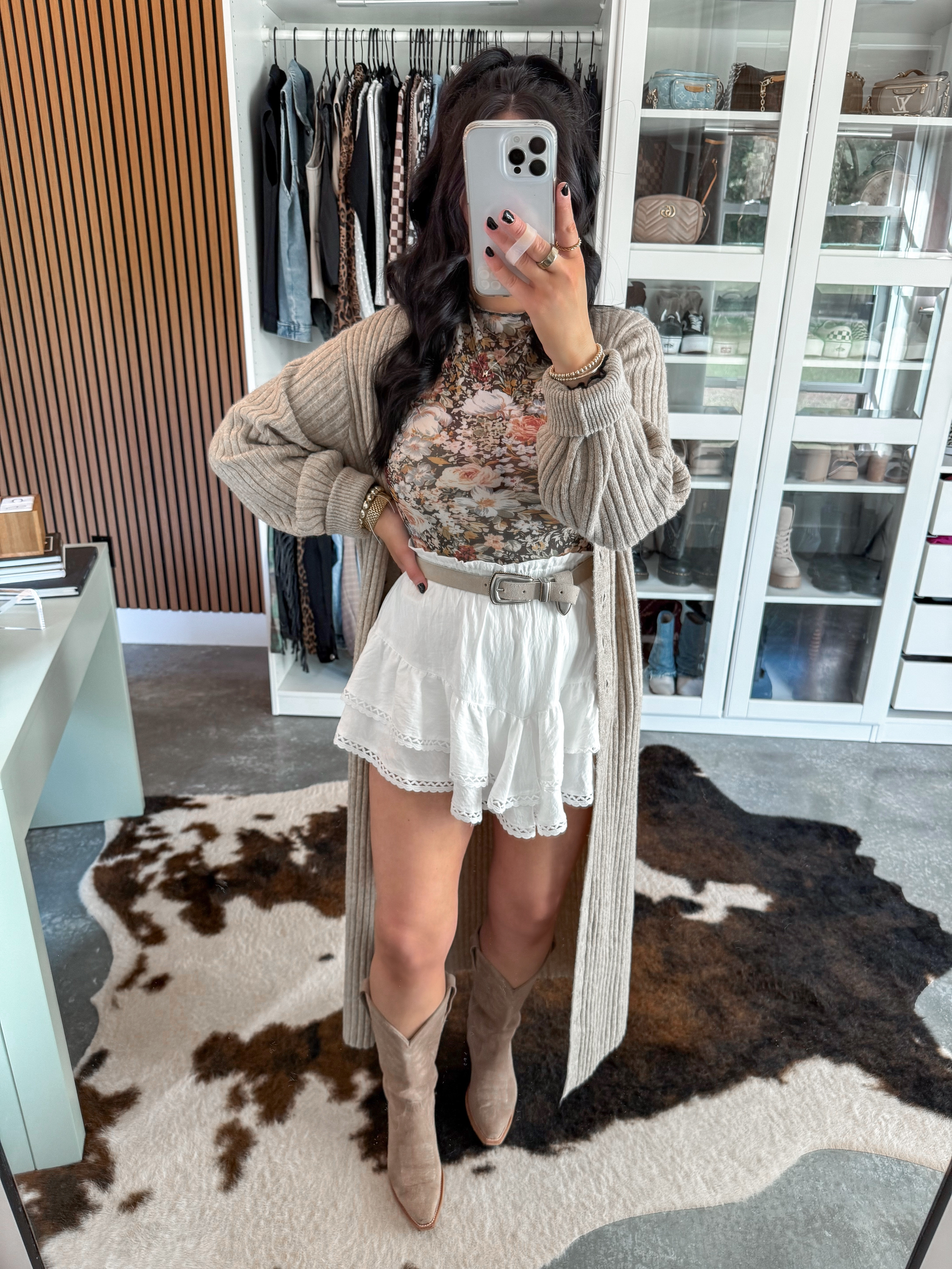 Western Floral Thanksgiving Outfit 🍁

Floral Top - small
Bralette - medium
Cardigan - small (apricot)
Skort - xs
Belt - small

*You can use my code meghan20 on the allie + bess site to save some money!

Love this neutral western look for Thanksgiving! This skort is such a cute flowy piece (& I love the hidden shorts) Paired it with this mesh floral long sleeve top, added this cozy duster cardigan & finished the look with my western belt & Tecovas cowgirl boots! 🤍

 

 #LTKHoliday #LTKFindsUnder50 #LTKFindsUnder100