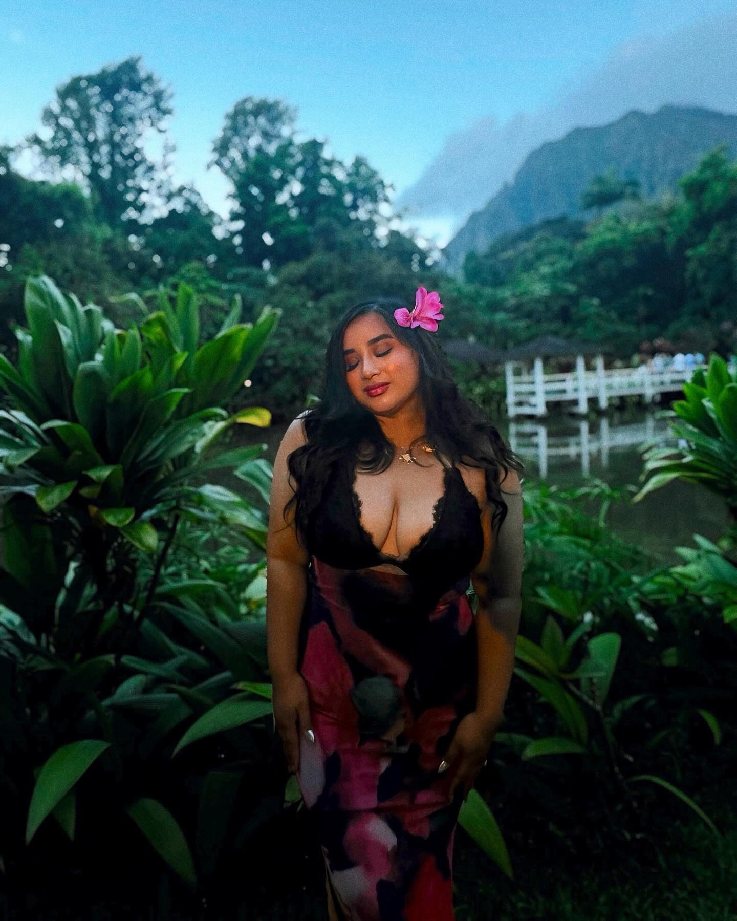 lost in paradise 📍🌺
•
•
•
•
#hawaii #hawaiiootd #oahu #hilife #vacaymode #vacayoutfit #vacayvibes #hawaiitrip #ootd #hawaiilove