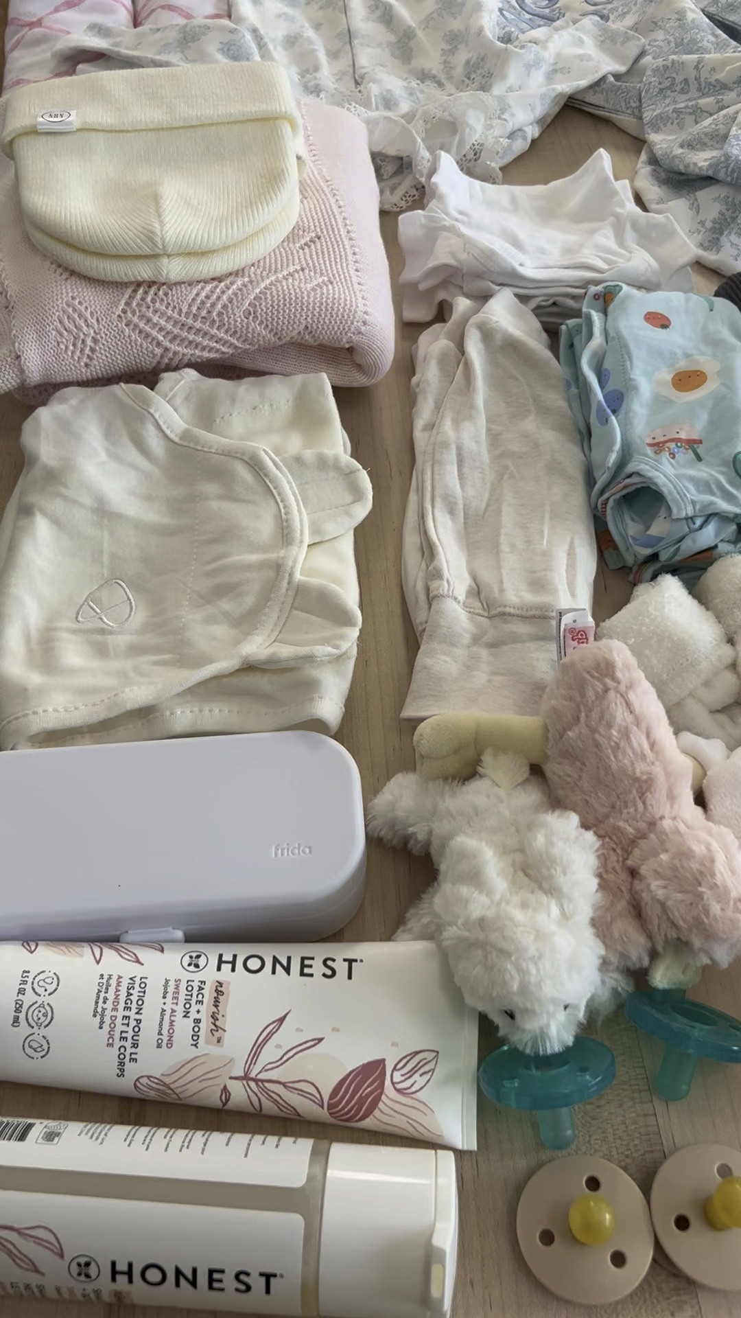 The twins hospital bag!! 👼🏼👼🏼 #hospitalbag #babyhospitalbag 