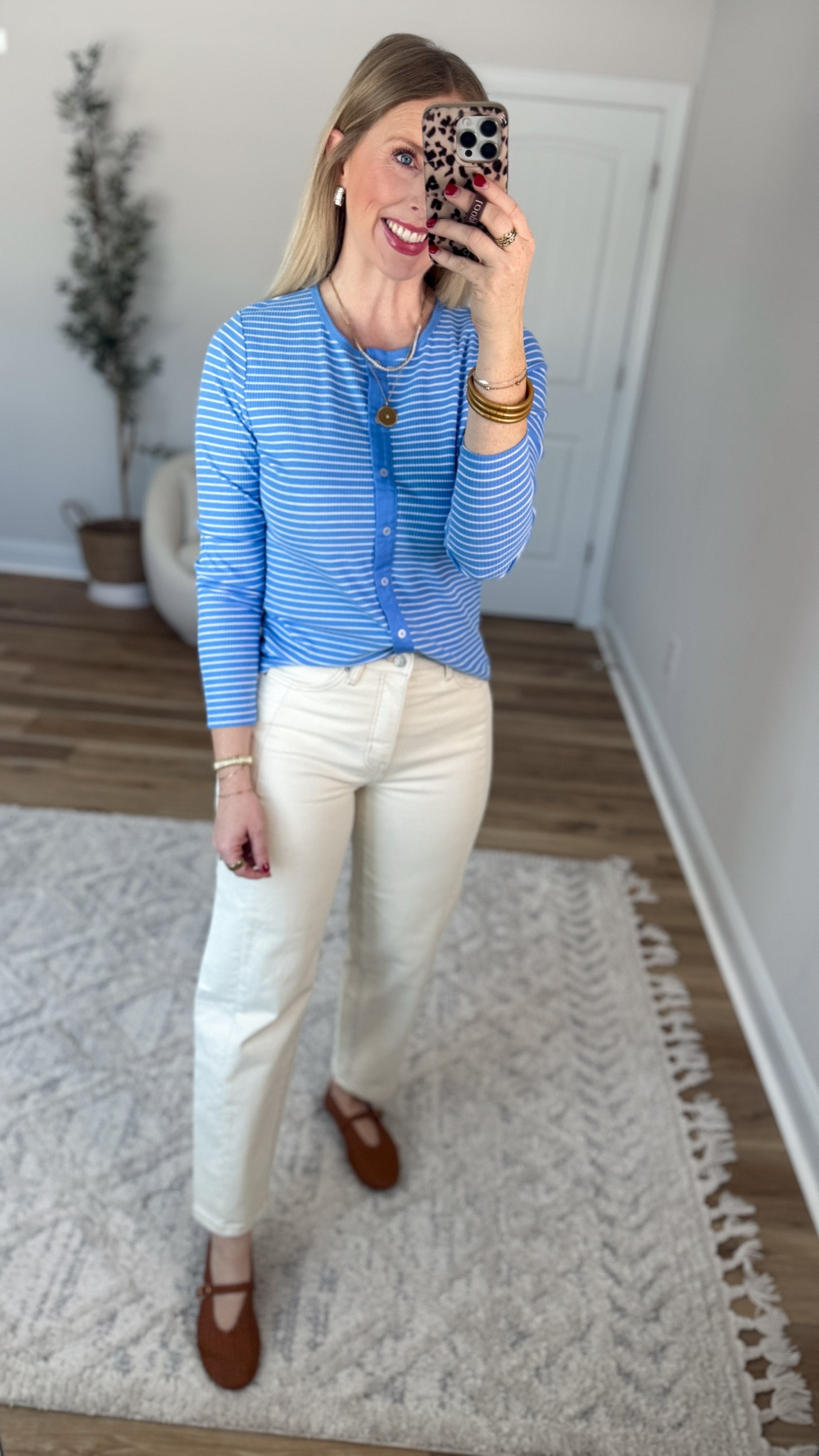 Daily try on, Walmart outfit, Walmart fashion, Walmart try on, time and tru barrel jeans, white jeans 

Small, 4

#LTKootd #LTKWorkwear