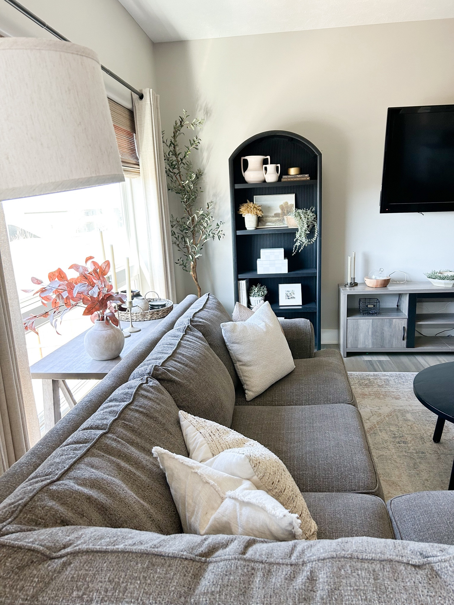Caught a vibe… 🎶

Happy Sunday!  I love this view.  The arched bookshelf is just dreamy.

#LTKhome #LTKSeasonal #LTKstyletip