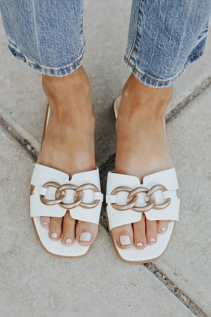 Chain Detail White Slide Sandals | Magnolia Boutique