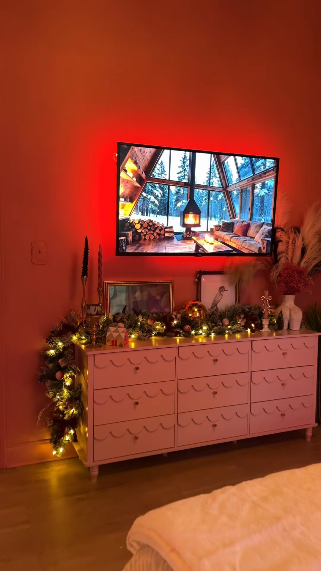 the dresser mantel 👌🏻 garland 10/10